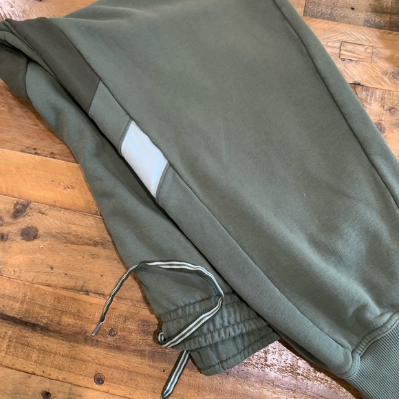 Men’s puma joggers - Picture 2 of 3